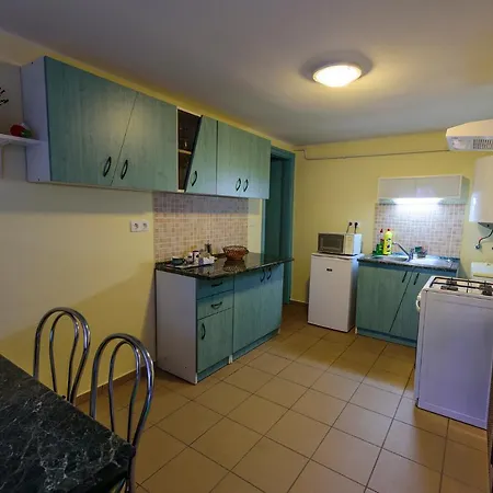 Arnyas Vendeghaz, Fuege *