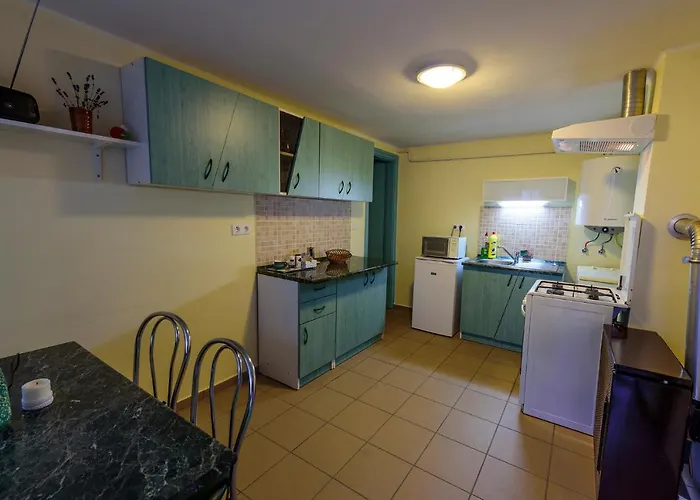 Arnyas Vendeghaz, Fuege *